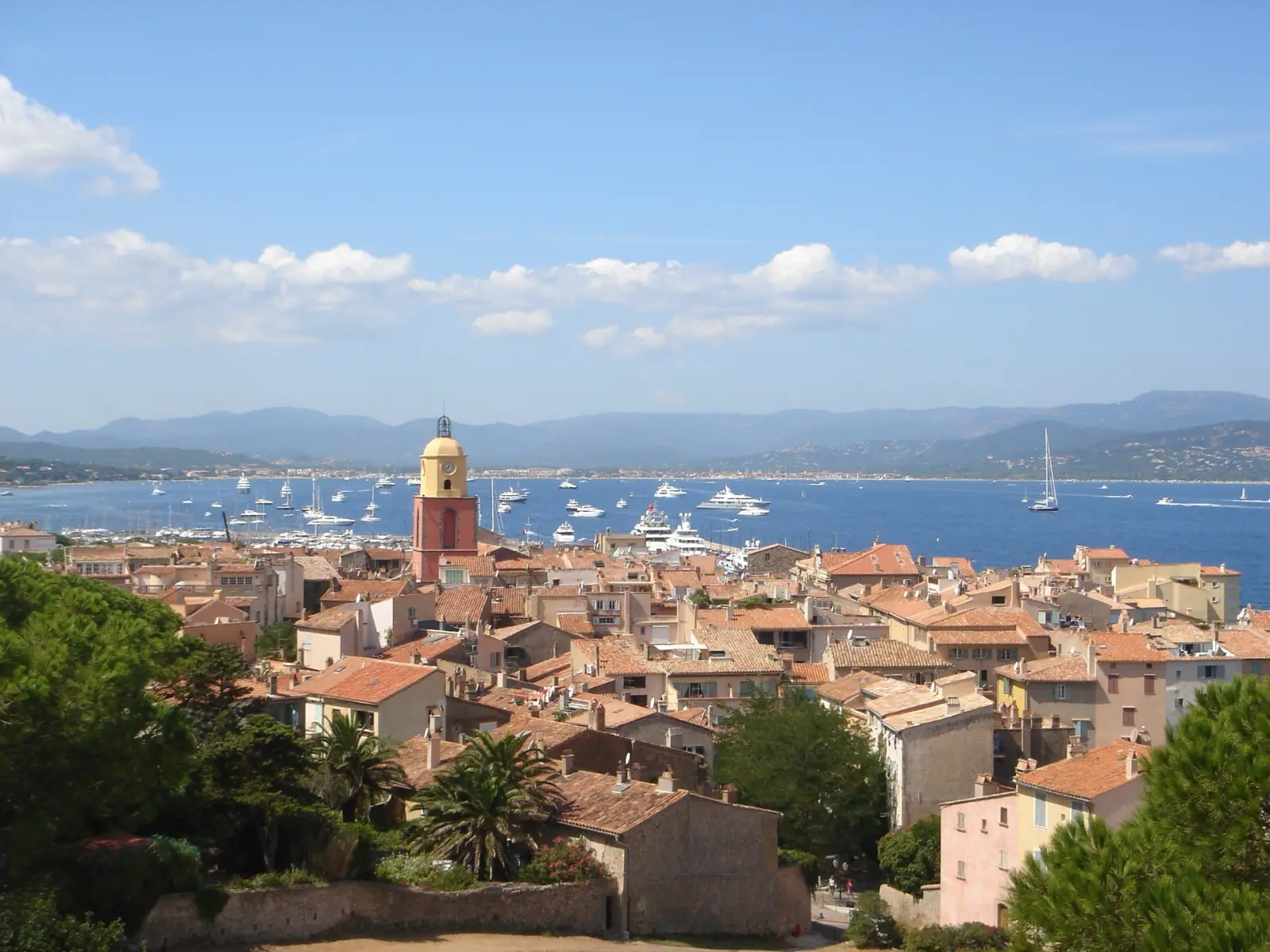 Vista panorámica de Saint-Tropez con el campanario, el puerto y los yates en la bahía